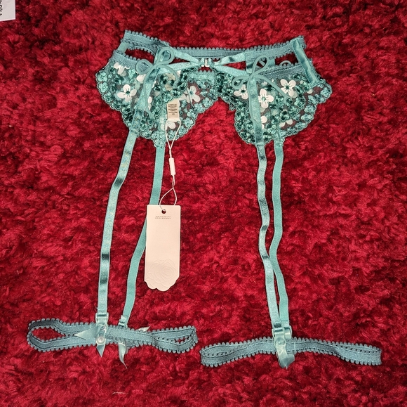 D5. NWT FOR LOVE AND LEMONS DAISY EMBROIDERED GARTER BELT - Picture 6 of 7